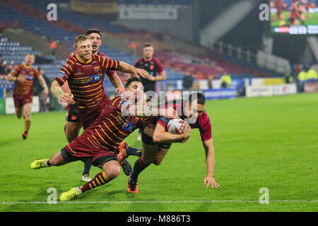 15. März 2018, John Smiths Stadion, Huddersfield, England; Betfred Super League Rugby, Huddersfield Riesen versus Rumpf KR; Danny McGuire von Hull Kingston Rovers geht über für einen Versuch Stockfoto