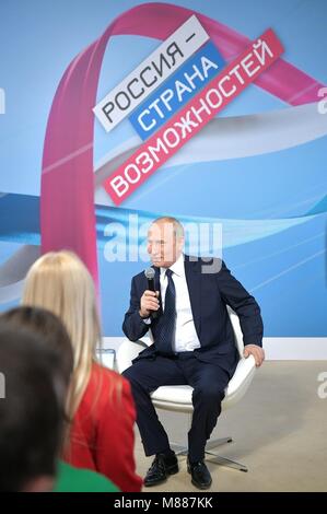 Moskau, Russland. 15 Mär, 2018. Der russische Präsident Wladimir Putin spricht mit Studenten während der Russland Land der Chancen Forum April 15, 2018 in Moskau, Russland. Credit: Planetpix/Alamy leben Nachrichten Stockfoto