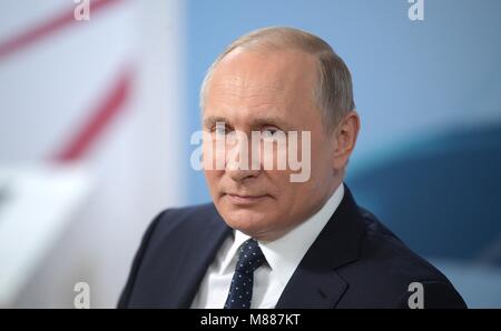 Moskau, Russland. 15 Mär, 2018. Der russische Präsident Wladimir Putin während der Russland Land der Chancen Forum April 15, 2018 in Moskau, Russland. Credit: Planetpix/Alamy leben Nachrichten Stockfoto