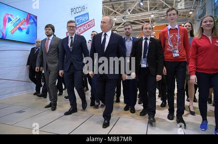 Moskau, Russland. 15 Mär, 2018. Der russische Präsident Wladimir Putin mit Studenten während der Russland Land der Chancen Forum April 15, 2018 in Moskau, Russland. Credit: Planetpix/Alamy leben Nachrichten Stockfoto