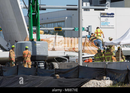 Miami, USA. 15 Mär, 2018. Polizei und Rettungskräfte arbeiten auf der Szene an der Fussgängerbrücke Zusammenbruch Website in Miami, Florida, USA, 15. März 2018. Eine Fußgängerbrücke in der Nähe der Florida International University (FIU) zusammengebrochen Donnerstag Nachmittag, mehrere Todesopfer verursacht", lokalen Behörden, sagte. Credit: Monica McGivern/Xinhua/Alamy leben Nachrichten Stockfoto