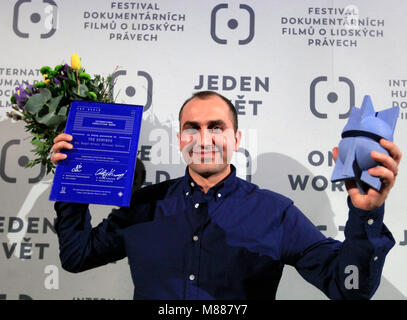 Prag, Tschechische Republik. 14 Mär, 2018. Schwedische der Minenräumer gewann die besten Film Award auf dem One World Festival der Menschenrechte Dokumentarfilme in Prag, Tschechische Republik, 14. März 2018. Direktor Hogir Hirori (Foto) hält den Award. Quelle: Michaela Říhová/CTK Photo/Alamy leben Nachrichten Stockfoto