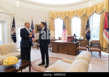 Washington DC, USA. 15. März, 2018. Us-Präsident Donald Trump Chats mit irischen Taoiseach Leo Varadkar, rechts, während des traditionellen St. Patricks Tag Besuch im Oval Office des Weißen Hauses März 15, 2018, Washington, DC. Credit: Planetpix/Alamy leben Nachrichten Stockfoto