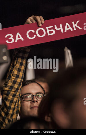 Moskau, Moskau, Russland. 15 Mär, 2018. Mann hält ein Schild mit den Namen von Ksenia Sobchak, an einer Kundgebung zur Unterstützung als der Präsidentschaftskandidat der bürgerlichen Initiative Partei für die Wahlen 2018. Credit: Celestino Arce/ZUMA Draht/Alamy leben Nachrichten Stockfoto