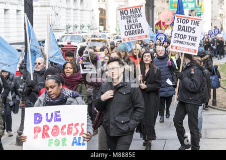 New York, NY, USA. 15 Mär, 2018. Rallye US-Einwanderungs- und Zollbehörden (ICE)-Agenten in New York Gerichte zu verbieten. Die Kundgebung war von der Vereinigung der Prozesskostenhilfe Rechtsanwälte und andere Gruppen organisiert und in Lower Manhattan in New York City am 15. März 2018 statt. Quelle: Michael Brochstein/ZUMA Draht/Alamy leben Nachrichten Stockfoto