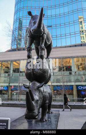 "Die letzten drei", berechnet als die weltweit größte Nashorn Skulptur von Künstlern Gillie und Marc Kunst ist während einer Zeremonie im Astor Place in New York am März 15, 2018 gesehen. Gillie und Marc Kunst haben die letzten drei nördlichen Breitmaulnashörner Sudan, Najin und Fatu in einem 17-Fuß-Bronze Skulptur, in der Hoffnung auf eine Änderung gegen den illegalen Handel mit Rhino Wilderei neu erstellt. (Foto: VANESSA CARVALHO/BRASILIEN FOTO DRÜCKEN) Stockfoto