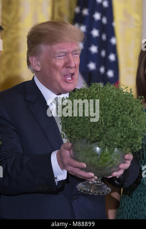 Washington, District of Columbia, USA. 15 Mär, 2018. Präsidenten der Vereinigten Staaten Donald J. Trumpf stellt mit einer Schüssel mit Shamrocks von Premierminister Leo Varadkar Irlands zu Trumpf bei der Shamrock Schüssel Präsentation vorgestellt im Weißen Haus in Washington, DC, 15. März 2018. Credit: Alex Edelman/Pool über CNP Credit: Alex Edelman/CNP/ZUMA Draht/Alamy leben Nachrichten Stockfoto