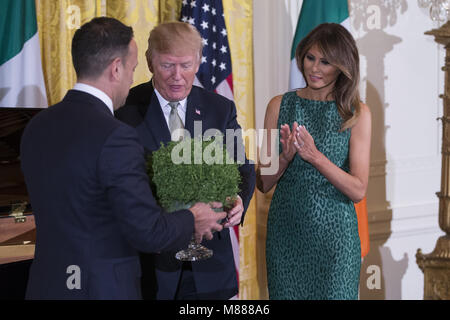 Washington, District of Columbia, USA. 15 Mär, 2018. Von links nach rechts, Premierminister Leo Varadkar von Irland stellt United States President Donald J. Trumpf, und die erste Dame Melania Trump mit einer Schüssel mit Shamrocks bei der Shamrock Schüssel Präsentation im Weißen Haus in Washington, DC, 15. März 2018. Credit: Alex Edelman/Pool über CNP Credit: Alex Edelman/CNP/ZUMA Draht/Alamy leben Nachrichten Stockfoto