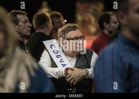 Moskau, Moskau, Russland. 15 Mär, 2018. Mann hält ein Schild mit den Namen von Ksenia Sobchak, an einer Kundgebung zur Unterstützung als der Präsidentschaftskandidat der bürgerlichen Initiative Partei für die Wahlen 2018. Credit: Celestino Arce/ZUMA Draht/Alamy leben Nachrichten Stockfoto