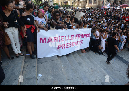 Trauernde nehmen an der Beerdigung der Getöteten brasilianischen Stadträtin und Aktivist Marielle Franco, außerhalb von Rio de Janeiro des kommunalen Kammer in Brasilien am 15. März 2018. Brasilianer trauerte Donnerstag für eine Rio de Janeiro Stadträtin und ausgesprochener Kritiker der Brutalität der Polizei, die im Zentrum der Stadt in einem Attentat erschossen wurde - style Töten am Vorabend. Rund 1.000 Menschen unter der tropischen Sonne außerhalb der Stadt Halle stand der Sarg von Marielle Franco, 38, wer zu spät Mittwoch, ermordet wurde, zu begrüßen. (Foto: JORGE HELY/BRASILIEN FOTO DRÜCKEN) Stockfoto