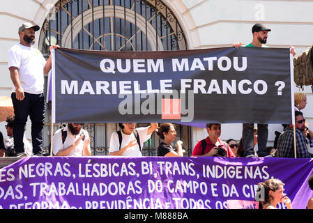 Trauernde nehmen an der Beerdigung der Getöteten brasilianischen Stadträtin und Aktivist Marielle Franco, außerhalb von Rio de Janeiro des kommunalen Kammer in Brasilien am 15. März 2018. Brasilianer trauerte Donnerstag für eine Rio de Janeiro Stadträtin und ausgesprochener Kritiker der Brutalität der Polizei, die im Zentrum der Stadt in einem Attentat erschossen wurde - style Töten am Vorabend. Rund 1.000 Menschen unter der tropischen Sonne außerhalb der Stadt Halle stand der Sarg von Marielle Franco, 38, wer zu spät Mittwoch, ermordet wurde, zu begrüßen. (Foto: CLEVER FELIX/BRASILIEN FOTO DRÜCKEN) Stockfoto