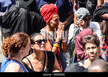 Trauernde nehmen an der Beerdigung der Getöteten brasilianischen Stadträtin und Aktivist Marielle Franco, außerhalb von Rio de Janeiro des kommunalen Kammer in Brasilien am 15. März 2018. Brasilianer trauerte Donnerstag für eine Rio de Janeiro Stadträtin und ausgesprochener Kritiker der Brutalität der Polizei, die im Zentrum der Stadt in einem Attentat erschossen wurde - style Töten am Vorabend. Rund 1.000 Menschen unter der tropischen Sonne außerhalb der Stadt Halle stand der Sarg von Marielle Franco, 38, wer zu spät Mittwoch, ermordet wurde, zu begrüßen. (Foto: CLEVER FELIX/BRASILIEN FOTO DRÜCKEN) Stockfoto