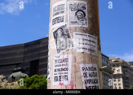 Trauernde nehmen an der Beerdigung der Getöteten brasilianischen Stadträtin und Aktivist Marielle Franco, außerhalb von Rio de Janeiro des kommunalen Kammer in Brasilien am 15. März 2018. Brasilianer trauerte Donnerstag für eine Rio de Janeiro Stadträtin und ausgesprochener Kritiker der Brutalität der Polizei, die im Zentrum der Stadt in einem Attentat erschossen wurde - style Töten am Vorabend. Rund 1.000 Menschen unter der tropischen Sonne außerhalb der Stadt Halle stand der Sarg von Marielle Franco, 38, wer zu spät Mittwoch, ermordet wurde, zu begrüßen. (Foto: CLEVER FELIX/BRASILIEN FOTO DRÜCKEN) Stockfoto