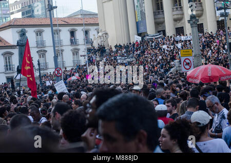 Trauernde nehmen an der Beerdigung der Getöteten brasilianischen Stadträtin und Aktivist Marielle Franco, außerhalb von Rio de Janeiro des kommunalen Kammer in Brasilien am 15. März 2018. Brasilianer trauerte Donnerstag für eine Rio de Janeiro Stadträtin und ausgesprochener Kritiker der Brutalität der Polizei, die im Zentrum der Stadt in einem Attentat erschossen wurde - style Töten am Vorabend. Rund 1.000 Menschen unter der tropischen Sonne außerhalb der Stadt Halle stand der Sarg von Marielle Franco, 38, wer zu spät Mittwoch, ermordet wurde, zu begrüßen. (Foto: VANESSA ATALIBA/BRASILIEN FOTO DRÜCKEN) Stockfoto