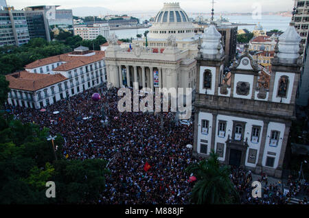 Trauernde nehmen an der Beerdigung der Getöteten brasilianischen Stadträtin und Aktivist Marielle Franco, außerhalb von Rio de Janeiro des kommunalen Kammer in Brasilien am 15. März 2018. Brasilianer trauerte Donnerstag für eine Rio de Janeiro Stadträtin und ausgesprochener Kritiker der Brutalität der Polizei, die im Zentrum der Stadt in einem Attentat erschossen wurde - style Töten am Vorabend. Rund 1.000 Menschen unter der tropischen Sonne außerhalb der Stadt Halle stand der Sarg von Marielle Franco, 38, wer zu spät Mittwoch, ermordet wurde, zu begrüßen. (Foto: VANESSA ATALIBA/BRASILIEN FOTO DRÜCKEN) Stockfoto