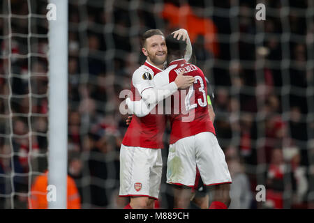 London, Großbritannien. 15 Mär, 2018. Danny Welbeck (R) von Arsenal feiert Zählen mit mannschaftskamerad Shkodran Mustafi während der UEFA Europa League Runde 16 2-Bein-Match gegen den AC Mailand im Emirates Stadium in London, Großbritannien am 15. März 2018. Arsenal beat AC Mailand 3-1 und das Viertelfinale mit einem 5-1 Aggregate erweitert. Credit: Richard Washbrooke/Xinhua/Alamy leben Nachrichten Stockfoto