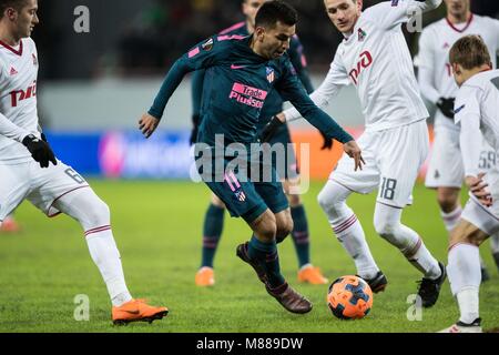 Moskau, Russland. 15 Mär, 2018. Atletico Madrid Engel Correa (2 n L) bricht durch während der UEFA Europa League Runde 16 zweite Bein Fußball Match zwischen Atletico Madrid und Lokomotiv Moskva in Moskau, Russland, am 15. März 2018. Atletico Madrid gewann 5-1. Credit: Wu Zhuang/Xinhua/Alamy leben Nachrichten Stockfoto