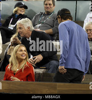 Indian Wells, Kalifornien, USA. 15. März, 2018. Tommy Haas verlässt den Hof mit Roger Federer nach offiziell seinen Ruhestand Ankündigung zu einer Zeremonie Nach dem Match gegen Roger Federer quarterfnal Hyeon Chung bei der BNP Paribas Open in Indian Wells Tennis Garden am 15. März in Indian Wells, Kalifornien 2018. Personen: Guest Credit: Stürme Media Group/Alamy leben Nachrichten Stockfoto