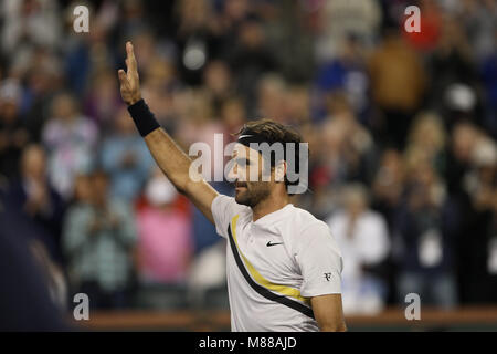 Indian Wells, Kalifornien, USA. 15. März, 2018. Tommy Haas verlässt den Hof mit Roger Federer nach offiziell seinen Ruhestand Ankündigung zu einer Zeremonie Nach dem Match gegen Roger Federer quarterfnal Hyeon Chung bei der BNP Paribas Open in Indian Wells Tennis Garden am 15. März in Indian Wells, Kalifornien 2018. Personen: Roger Federer Credit: Stürme Media Group/Alamy leben Nachrichten Stockfoto