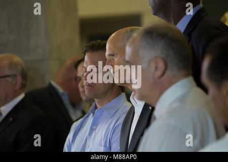 Miami, USA. 15 Mär, 2018. Florida Gouverneur Rick Scott (3. R) besucht eine Pressekonferenz nach einer tödlichen Fußgängerbrücke Zusammenbruch in Miami, Florida, USA, am 15. März 2018. Eine Fußgängerbrücke in der Nähe der Florida International University (FIU) zusammengebrochen Donnerstag Nachmittag, mehrere Todesopfer verursacht", lokalen Behörden, sagte. Credit: Monica McGivern/Xinhua/Alamy leben Nachrichten Stockfoto