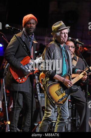 New York, NY, USA. 15 Mär, 2018. Keith Richards, Gary Clark Jr. anwesend für LIEBE ROCKS NYC!, Beacon Theatre, New York, NY 15. März 2018. Credit: Derek Sturm/Everett Collection/Alamy leben Nachrichten Stockfoto