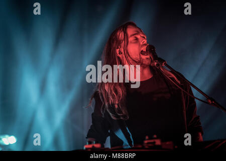 Kopenhagen, Dänemark. 14 Mär, 2018. Die dänische Electronic Rock Band Veto führt ein Live Konzert bei Vega in Kopenhagen. Hier Sänger und Songwriter Troels Abrahamsen ist live auf der Bühne gesehen. (Foto: Gonzales Foto - Thomas Rasmussen). Credit: Gonzales Foto/Alamy leben Nachrichten Stockfoto