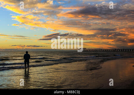 Adelaide Australien. 16. März 2018. Ein Colouful Sonnenuntergang mit wolkenformationen entwickelt sich in Adelaide Strand Australien Credit: Amer ghazzal/Alamy leben Nachrichten Stockfoto