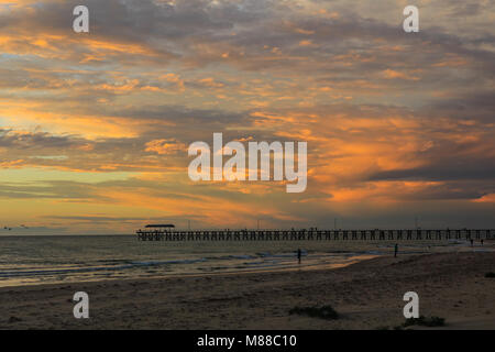 Adelaide Australien. 16. März 2018. Ein Colouful Sonnenuntergang mit wolkenformationen entwickelt sich in Adelaide Strand Australien Credit: Amer ghazzal/Alamy leben Nachrichten Stockfoto