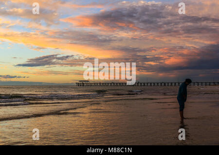 Adelaide Australien. 16. März 2018. Ein Colouful Sonnenuntergang mit wolkenformationen entwickelt sich in Adelaide Strand Australien Credit: Amer ghazzal/Alamy leben Nachrichten Stockfoto