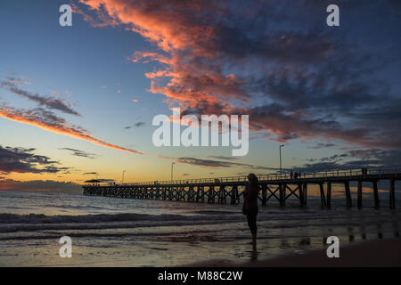 Adelaide Australien. 16. März 2018. Leute beobachten ein Colouful Sonnenuntergang mit wolkenformationen entwickelt sich in Adelaide Strand Australien Credit: Amer ghazzal/Alamy leben Nachrichten Stockfoto