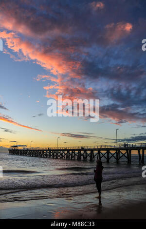 Adelaide Australien. 16. März 2018. Leute beobachten ein Colouful Sonnenuntergang mit wolkenformationen entwickelt sich in Adelaide Strand Australien Credit: Amer ghazzal/Alamy leben Nachrichten Stockfoto