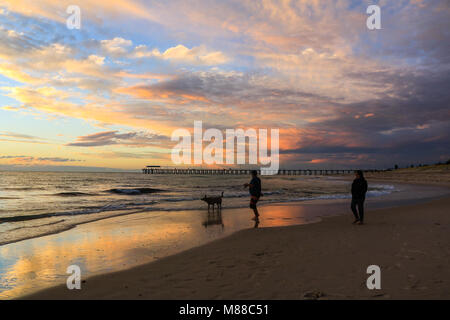 Adelaide Australien. 16. März 2018. Ein Colouful Sonnenuntergang mit wolkenformationen entwickelt sich in Adelaide Strand Australien Credit: Amer ghazzal/Alamy leben Nachrichten Stockfoto