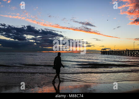 Adelaide Australien. 16. März 2018. Ein Colouful Sonnenuntergang mit wolkenformationen entwickelt sich in Adelaide Strand Australien Credit: Amer ghazzal/Alamy leben Nachrichten Stockfoto