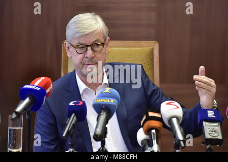 Prag, Tschechische Republik. 16 Mär, 2018. Prag High Court Vorsitzende Jaroslav Bures spricht während der Pressekonferenz zur Situation nach Richter Ivan Elischer wurde in Untersuchungshaft über Verdacht auf Korruption, in Prag, Tschechische Republik, am 16. März 2018. Credit: Roman Vondrous/CTK Photo/Alamy leben Nachrichten Stockfoto