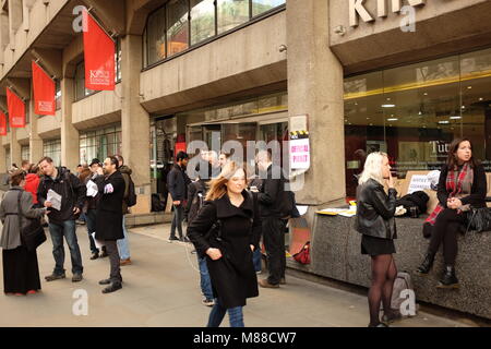 King's College, London, UK. 16 Mär, 2018. Markante Dozenten stehen in einem Streikposten außerhalb der Londoner King's College (KCL) zu Kürzungen ihrer Pensionen am 16 März, 2018 protestieren. Mitglieder der Mitglieder der Universität und Hochschule Union (ucu) haben auffällig wurde an 57 Universitäten und Hochschulen. Gewerkschaftsfunktionäre haben gesagt, daß sie weiterhin Streiks Mai bis Juli. Credit: Jon Rosenthal/Alamy leben Nachrichten Stockfoto