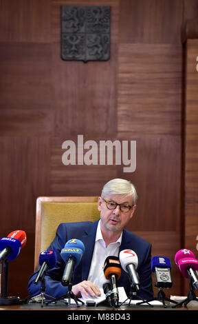 Prag, Tschechische Republik. 16 Mär, 2018. Prag High Court Vorsitzende Jaroslav Bures spricht während der Pressekonferenz zur Situation nach Richter Ivan Elischer wurde in Untersuchungshaft über Verdacht auf Korruption, in Prag, Tschechische Republik, am 16. März 2018. Credit: Roman Vondrous/CTK Photo/Alamy leben Nachrichten Stockfoto