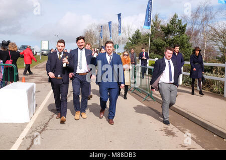 Cheltenham Festival, Gloucestershire, Großbritannien - Freitag, 16. März 2018 - Rennen goers am Cheltenham Racing Festival vor diesem Nachmittage Classic Gold Cup Rennen ankommen. Steven Mai/Alamy leben Nachrichten Stockfoto