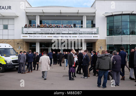 Cheltenham Festival, Gloucestershire, Großbritannien - Freitag, 16. März 2018 - Rennen goers am Cheltenham Racing Festival vor diesem Nachmittage Classic Gold Cup Rennen ankommen. Steven Mai/Alamy leben Nachrichten Stockfoto