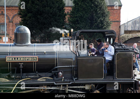 Kidderminster, Großbritannien. 16. März, 2018. Severn Valley Rail sportbegeisterten Aufnehmen von Bildern und Reisen auf dem Dampf rail line von Kidderminster, Bridgnorth, Beginn der Severn Valley Railway Feder Dampf Gala Kennzeichnung. Mit Sonnenschein im Überfluss, viele Menschen sind in einer Zeit, in der Reisen auf Lokomotiven wie der Tornado und König Edward II extravagant zu sein schien. Quelle: Lee Hudson/Alamy leben Nachrichten Stockfoto