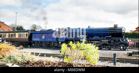 Kidderminster, Großbritannien. März 2018. Severn Valley Eisenbahnfreunde genießen es, Fotos zu machen und auf der historischen Eisenbahnlinie zu fahren, die von Kidderminster nach Bridgnorth führt und den Beginn der Severn Valley Railway Spring Steam Gala markiert. Mit Sonnenschein im Überfluss, schwelgen viele Menschen in einer Zeit, in der die Fahrt mit Lokomotiven wie dem König Edward II. Extravagant erschien. Kredit: Lee Hudson/Alamy Live Nachrichten Stockfoto