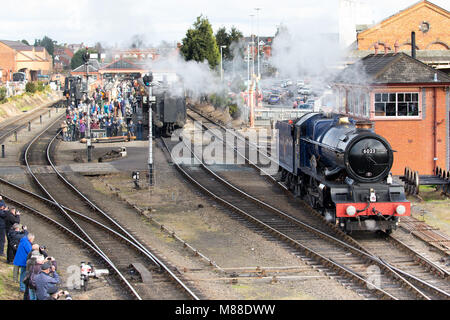 Kidderminster, Großbritannien. 16. März, 2018. Severn Valley Rail sportbegeisterten Aufnehmen von Bildern und Reisen auf dem Dampf rail line von Kidderminster, Bridgnorth, Beginn der Severn Valley Railway Feder Dampf Gala Kennzeichnung. Mit Sonnenschein im Überfluss, viele Menschen sind in einer Zeit, in der Reisen auf Lokomotiven wie der Tornado und König Edward II extravagant zu sein schien. Quelle: Lee Hudson/Alamy leben Nachrichten Stockfoto