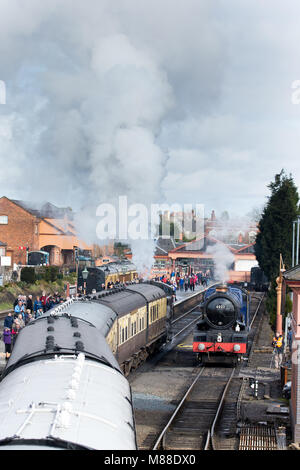 Kidderminster, Großbritannien. 16. März, 2018. Severn Valley Rail sportbegeisterten Aufnehmen von Bildern und Reisen auf dem Dampf rail line von Kidderminster, Bridgnorth, Beginn der Severn Valley Railway Feder Dampf Gala Kennzeichnung. Mit Sonnenschein im Überfluss, viele Menschen sind, die sich in ihrer Leidenschaft für Oldtimer, haltbar gemacht, Großbritannien Dampfloks. Quelle: Lee Hudson/Alamy leben Nachrichten Stockfoto