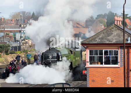 Kidderminster, Großbritannien. 16. März, 2018. Severn Valley Rail sportbegeisterten Aufnehmen von Bildern und Reisen auf dem Dampf rail line von Kidderminster, Bridgnorth, Beginn der Severn Valley Railway Feder Dampf Gala Kennzeichnung. Mit Sonnenschein im Überfluss, viele Menschen sind, die sich in ihrer Leidenschaft für Oldtimer, haltbar gemacht, Großbritannien Dampfloks. Quelle: Lee Hudson/Alamy leben Nachrichten Stockfoto