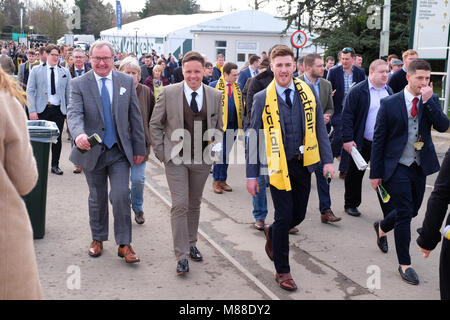 Cheltenham Festival, Gloucestershire, Großbritannien - Freitag, 16. März 2018 - Rennen goers am Cheltenham Racing Festival vor diesem Nachmittage Classic Gold Cup Rennen ankommen. Steven Mai/Alamy leben Nachrichten Stockfoto