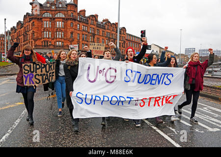 Glasgow, Schottland, Großbritannien. 16. März, 2018. Mehrere hundert Hochschullehrer und Studenten von der Universität Glasgow, demonstrierten im Zentrum der Stadt in Unterstützung der offiziellen Streiks gegen die Kürzung der Renten der Universität Mitarbeiter und Dozenten. Dieser Tag der Aktion in Glasgow ist nur eine von mehreren statt über Großbritannien an anderen Universitäten und Hochschulen von den Dozenten Trades Union genannt. Credit: Findlay/Alamy leben Nachrichten Stockfoto