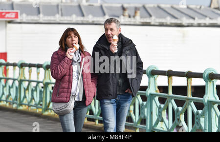 Brighton UK 16. März 2018 - Besucher genießen ein Eis im warmen Sonnenschein auf Brighton Seafront Heute aber ist das Wetter Prognose wieder kalt mit Schnee in einigen Teilen aus Großbritannien über das Wochenende Kredit erwartet: Simon Dack/Alamy leben Nachrichten Stockfoto