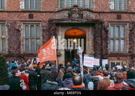 Sheffield, Großbritannien. 16. März, 2018. Universität Sheffield, UK. Universitäten und Hochschulen Union Rallye an der Universität von Sheffield. Kundgebung vor dem Firth Gericht letzter Tag bedeutet der aktuellen geplanten Streiks in Bezug auf die laufende Debatte über Weiterbildung Renten. Credit: Ashley Mayes/Alamy leben Nachrichten Stockfoto