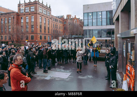 Sheffield, Großbritannien. 16. März, 2018. Kunst Turm an der Universität Sheffield, UK. Tag drei der studentischen Besetzung protestieren. Studentische Gruppe, die sich Sheffield Student Arbeiter Solidarität sagte, daß es den Protest in Solidarität mit den Mitarbeitern der Universität und Hochschule, die am Dienstag einen Vorschlag einer fortwährenden Debatte über Weiterbildung Renten zu Ende abgelehnt organisiert. Credit: Ashley Mayes/Alamy leben Nachrichten Stockfoto