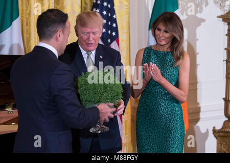 Washington, USA. 15 Mär, 2018. Von links nach rechts, Premierminister Leo Varadkar von Irland stellt United States President Donald J. Trumpf, und die erste Dame Melania Trump mit einer Schüssel mit Shamrocks bei der Shamrock Schüssel Präsentation im Weißen Haus in Washington, DC, 15. März 2018. Credit: Alex Edelman/Pool über CNP - KEINE LEITUNG SERVICE-Credit: Alex Edelman/Konsolidierte/dpa/Alamy leben Nachrichten Stockfoto