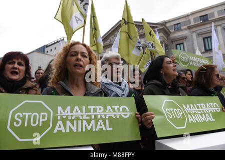 Madrid, Spanien. 15 Mär, 2018. Menschen protestieren während einer Demonstration in Madrid zur Unterstützung der "Ley Cero". Es Tierschutz und den Schutz Gesetzgebung, die mehr als 200.000 Unterschriften erhalten hat. "Ley Cero", präsentiert von Spanische politische Partei PACMA im vergangenen Mai 2017, fordert auch für ein Ende der Stierkämpfe Festivals in Spanien, und ein Ende der Gefangenschaft und Ausbeutung von Tieren zum Zwecke der Unterhaltung. Credit: Jorge Sanz/Pacific Press/Alamy leben Nachrichten Stockfoto